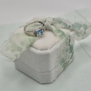 14kt White Gold TOPAZ & DIAMONDS RING!! BEAUTIFUL!!
